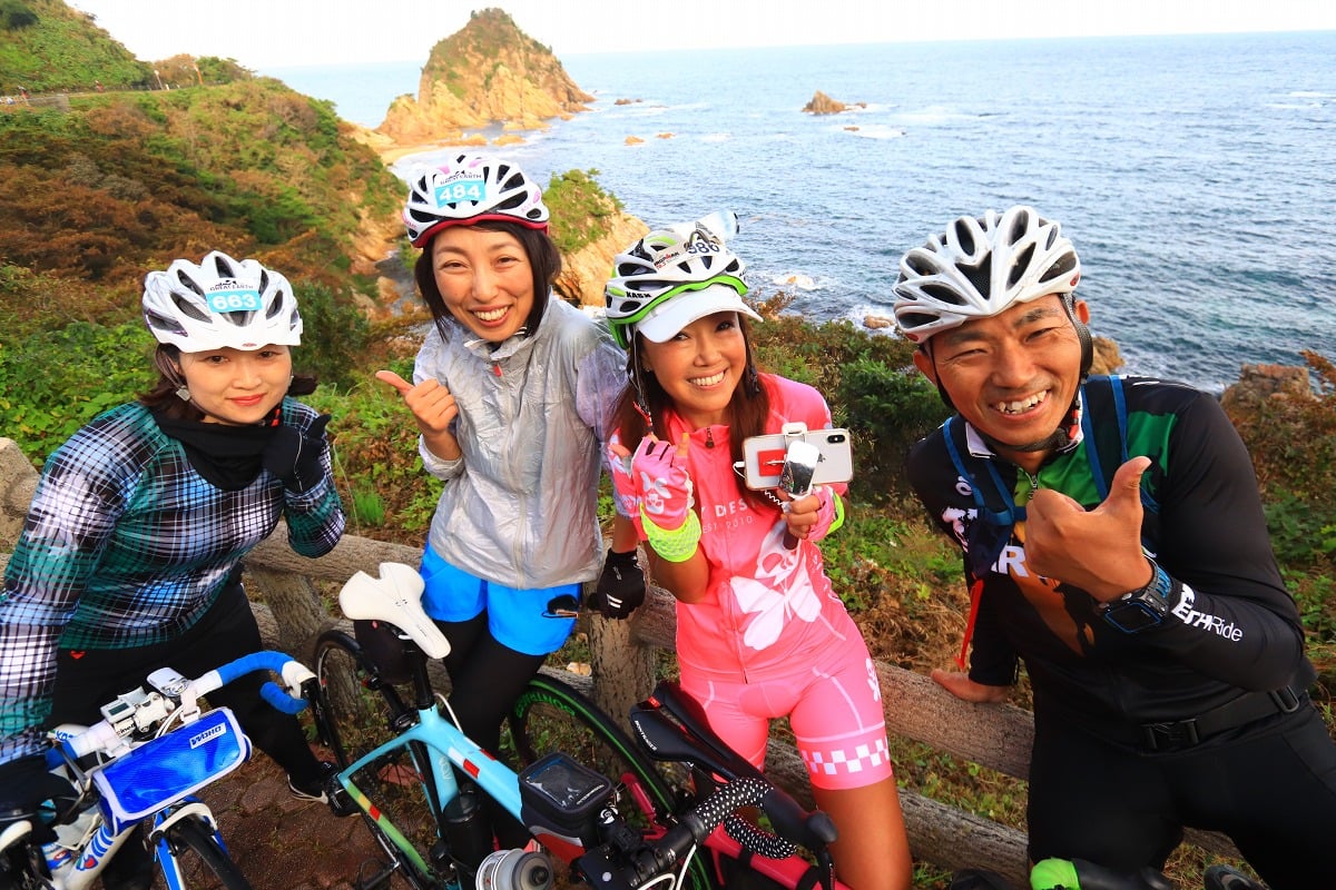 ごつごつした岩が美しい景観を作る浦富海岸