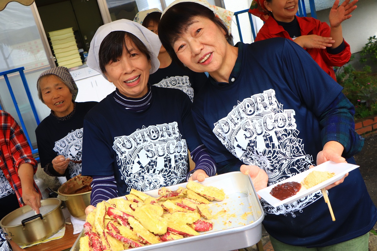 第5エイドの美穂地区公民館へ サツマイモてんぷらとお餅が登場