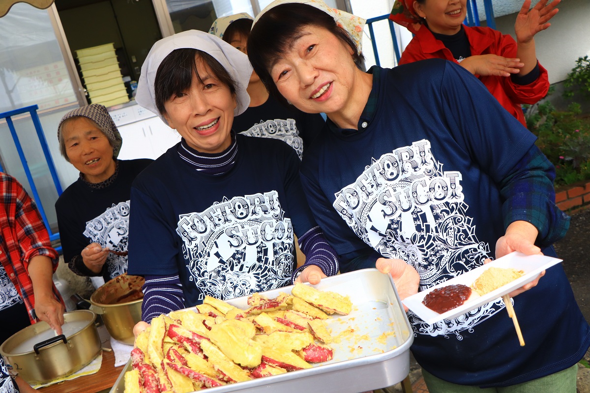 第5エイドの美穂地区公民館へ　サツマイモてんぷらとお餅が登場