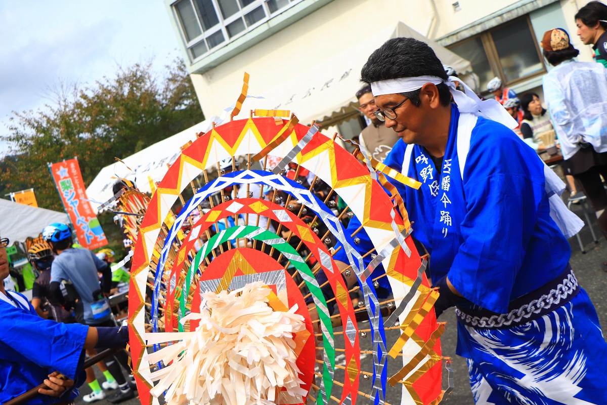 和傘を使ったパフォーマンスも行われ、ちょっとしたお祭りのよう賑やかさ