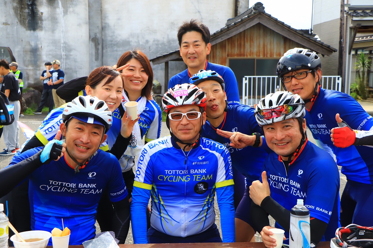 地元の鳥取銀行のサイクリングチームのみなさん