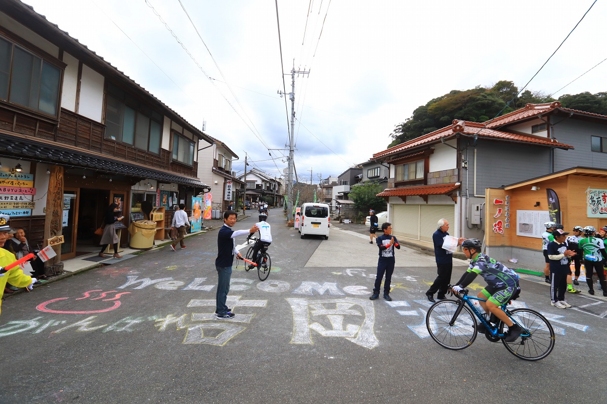 エイドの前には路面ペイントが！