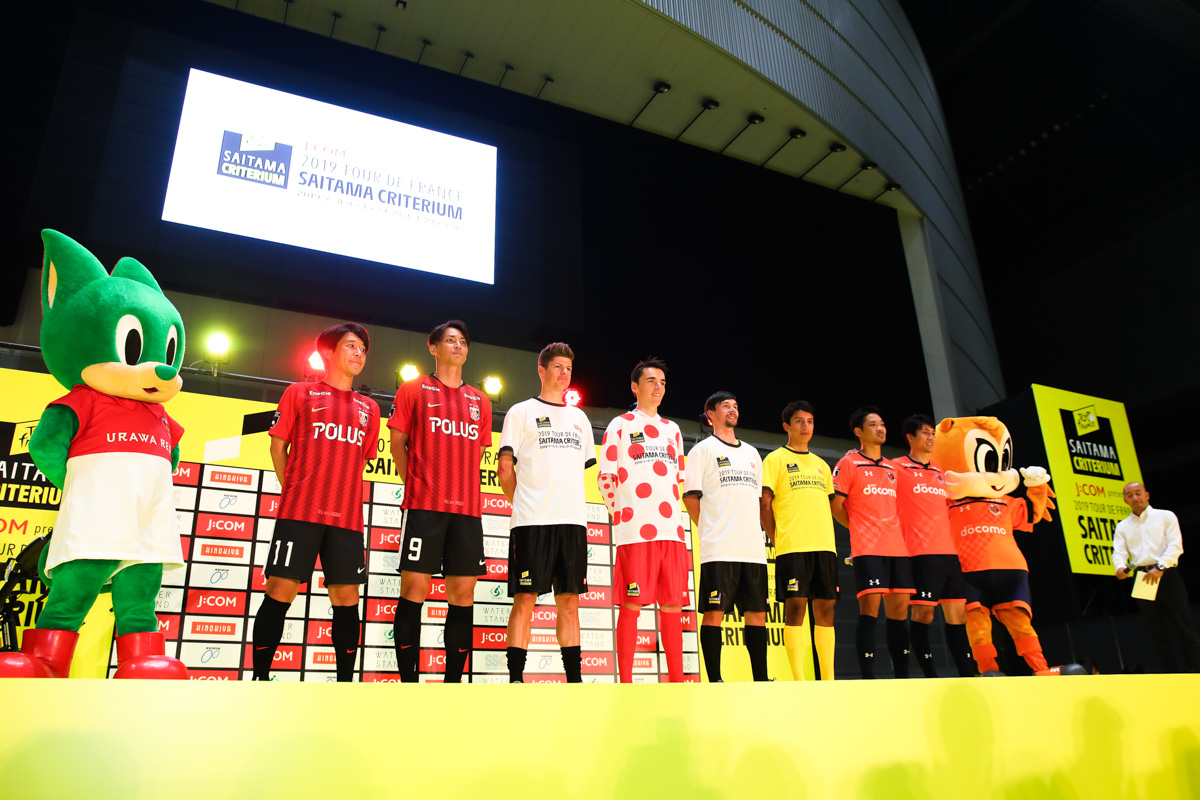 サッカー対決に勝利したエガン・ベルナル(コロンビア、チームイネオス)ら