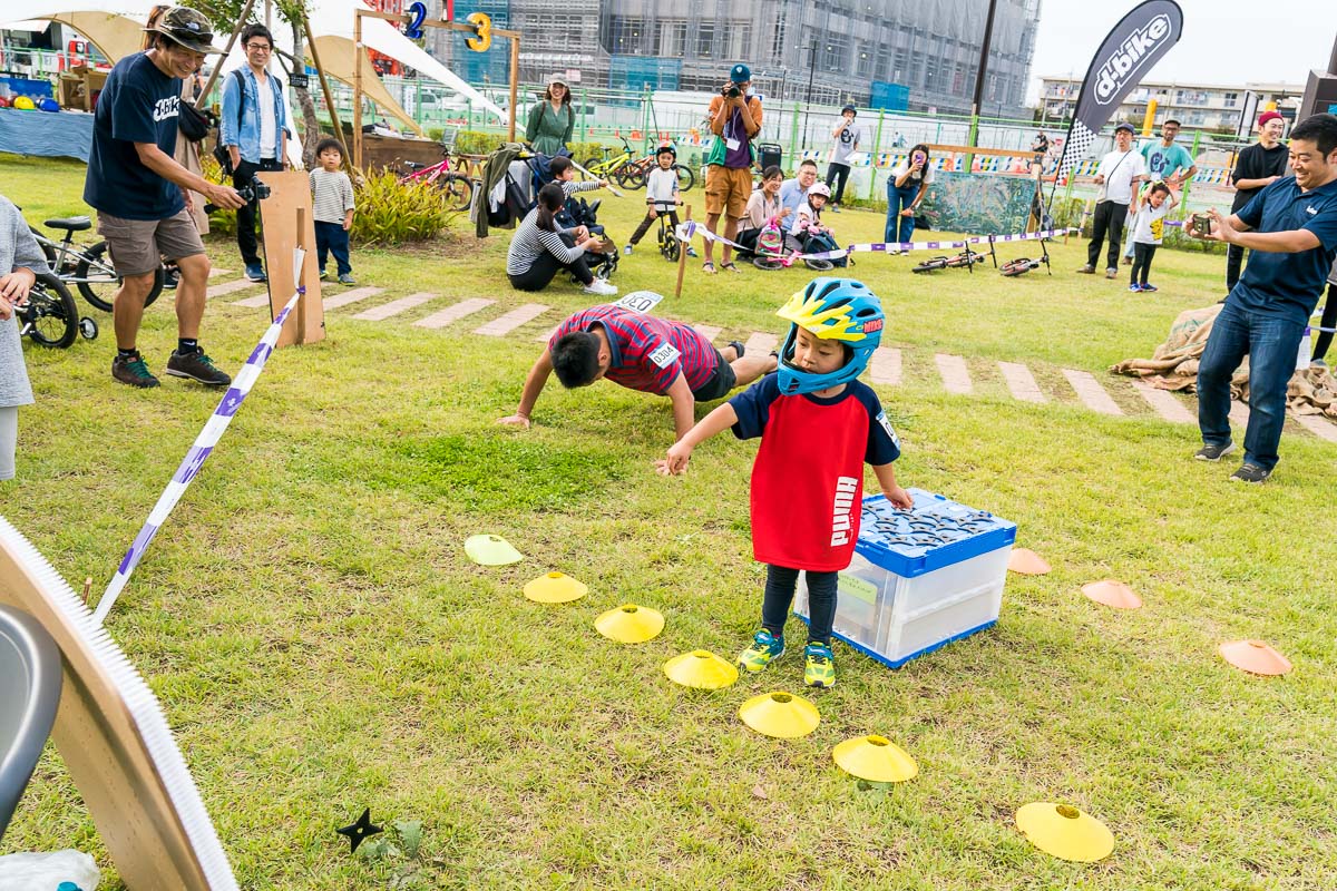 子どもが手裏剣ダーツを失敗すると、お父さんが腕立てするハメに…