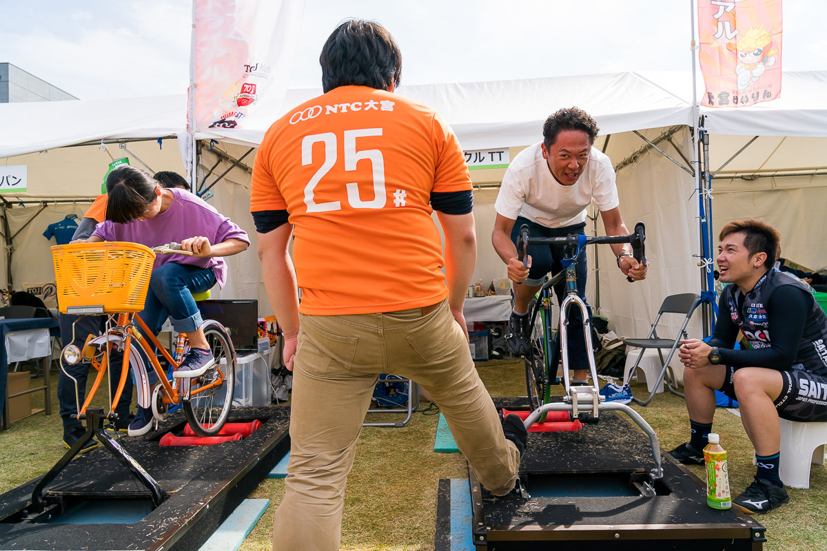 大宮競輪ブースでは、サイクルTT開催。服部正博選手がハッパをかける!規定タイムクリアでタオルやバッグがプレゼントされた
