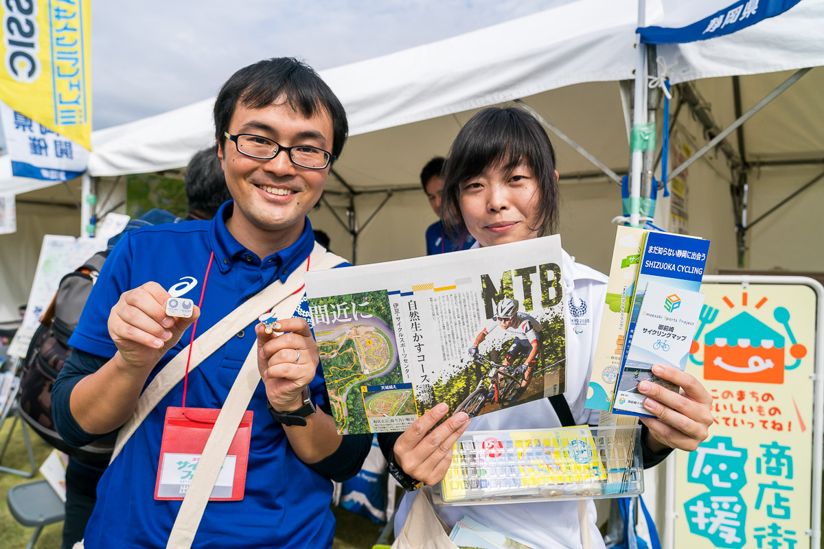 2020五輪自転車競技コースの観戦したい場所を投票するとオリジナルピンバッヂをプレゼントしてくれた静岡県のブース