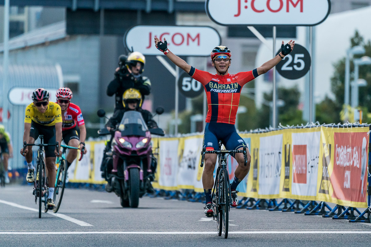 ベルナルとログリッチェを振り切って日本人初制覇を決めた新城幸也(バーレーン・メリダ)