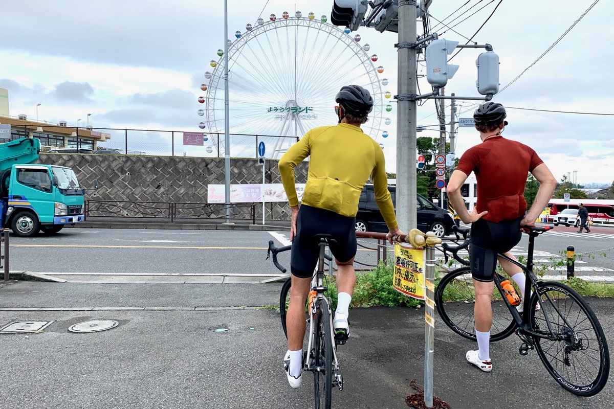 よみうりランドの観覧車を眺めるベリトス兄弟