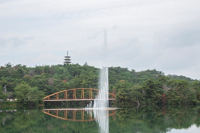 員弁大池の噴水。五重の塔と深い緑とのコントラストが美しい