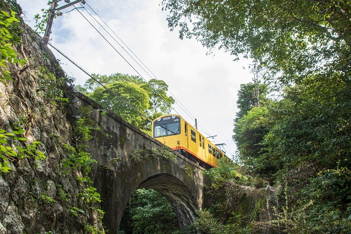 ねじり橋をゆく北勢線車両