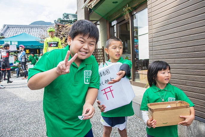 緑香園で待ち受けていた子供たち。「おみくじを引いていってください！」と元気な掛け声