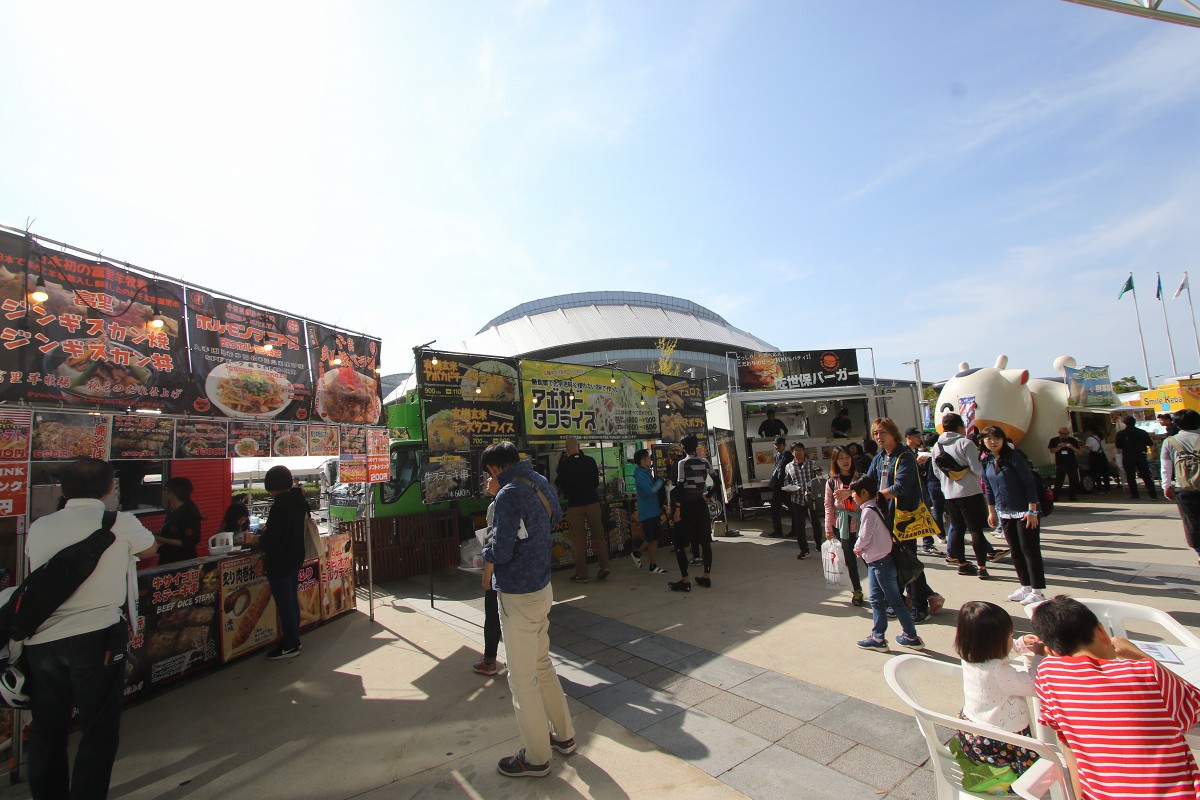 会場の外には飲食ブースも展開、気持ちの良い秋晴れの空が広がる