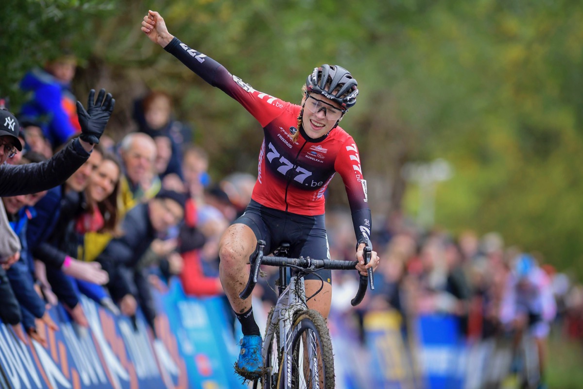 独走勝利を飾ったヤラ・カステライン(オランダ、777)