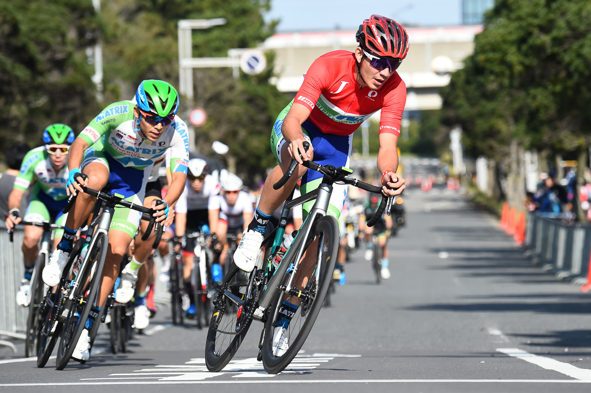 ルビーレッドジャージを獲得したオールイス・アウラール（マトリックスパワータグ）。IZALCO MAX DISCはチームの活躍にも貢献した