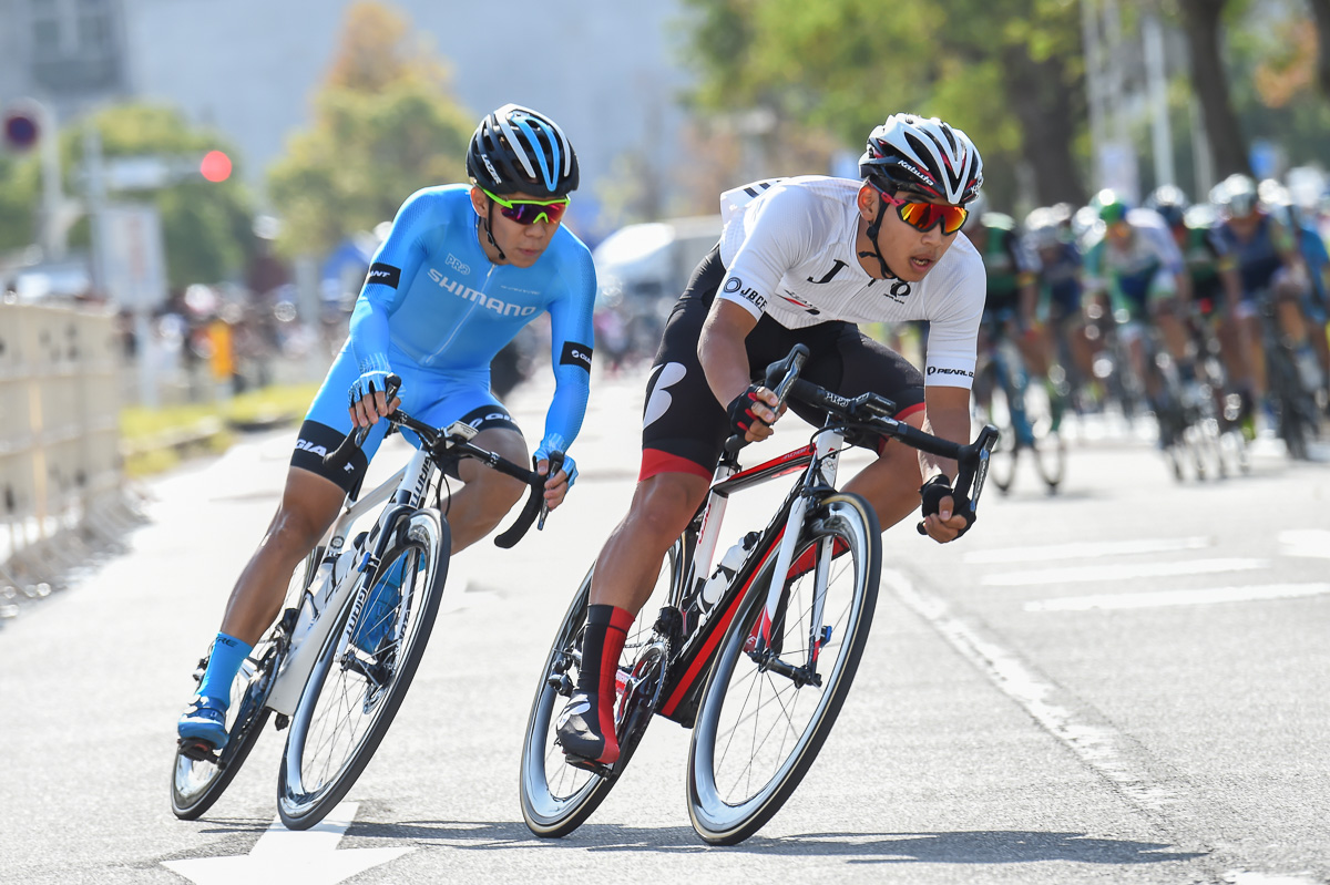 今村駿介(チームブリヂストンサイクリング)と黒枝咲哉(シマノレーシング)が追走