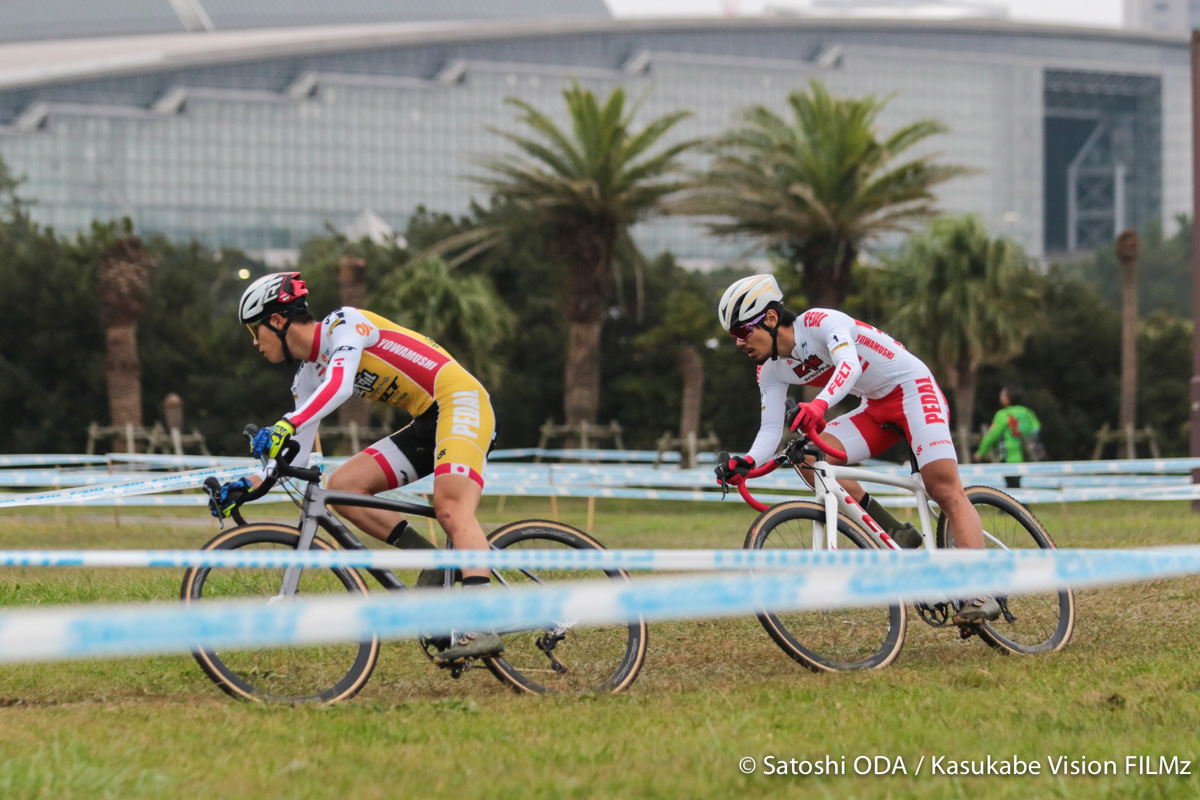 弱虫ペダルサイクリングチームの織田聖と前田公平が1日目より15秒ほど速いラップタイムでパックになりレースを進める