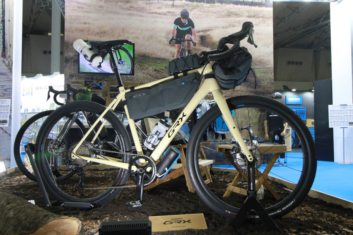 シマノの新型グラベルコンポ「GRX]を用いたアドベンチャーバイクの展示