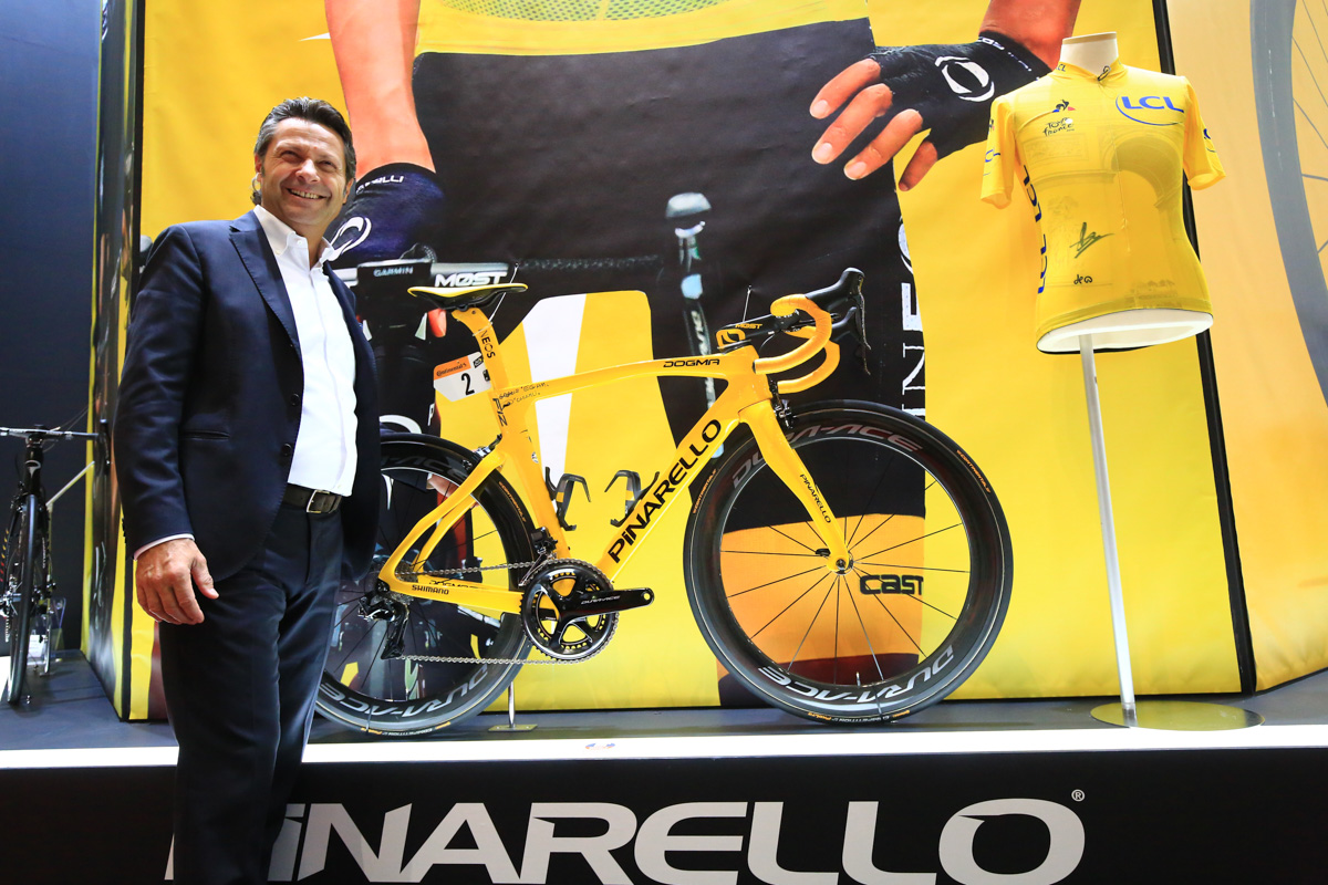 ベルナルのツール・ド・フランス制覇バイクを前に誇らしげなファウスト・ピナレロ氏
