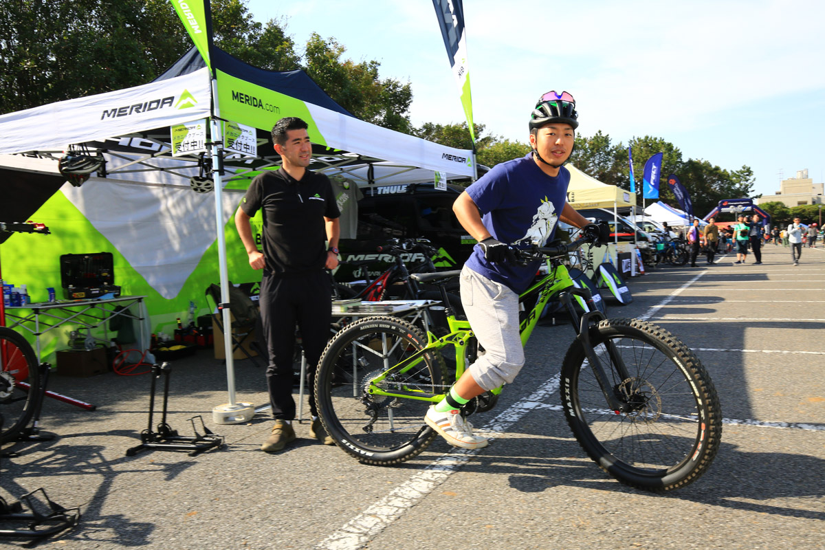 幕張クロスのコース脇のブースが今年は大きく拡張。e-MTBの試乗も充実した