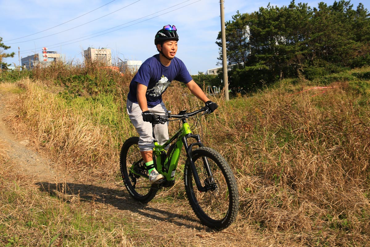 シクロクロスコース脇の試乗コース。高低差に富むオフロードでE-MTBの性能もきっちり試せる