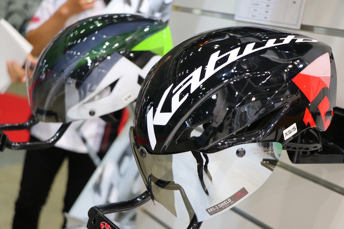 AERO-R1CVはカブトのロゴ入りカバーも登場 単体での販売も予定されているという