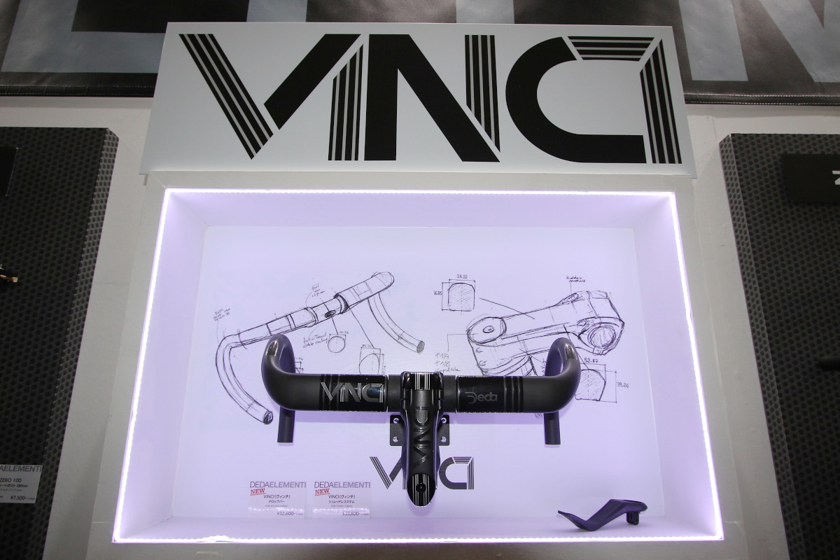 ケーブルフル内装のコックピットシステムVINCIを展示したデダ・エレメンティ