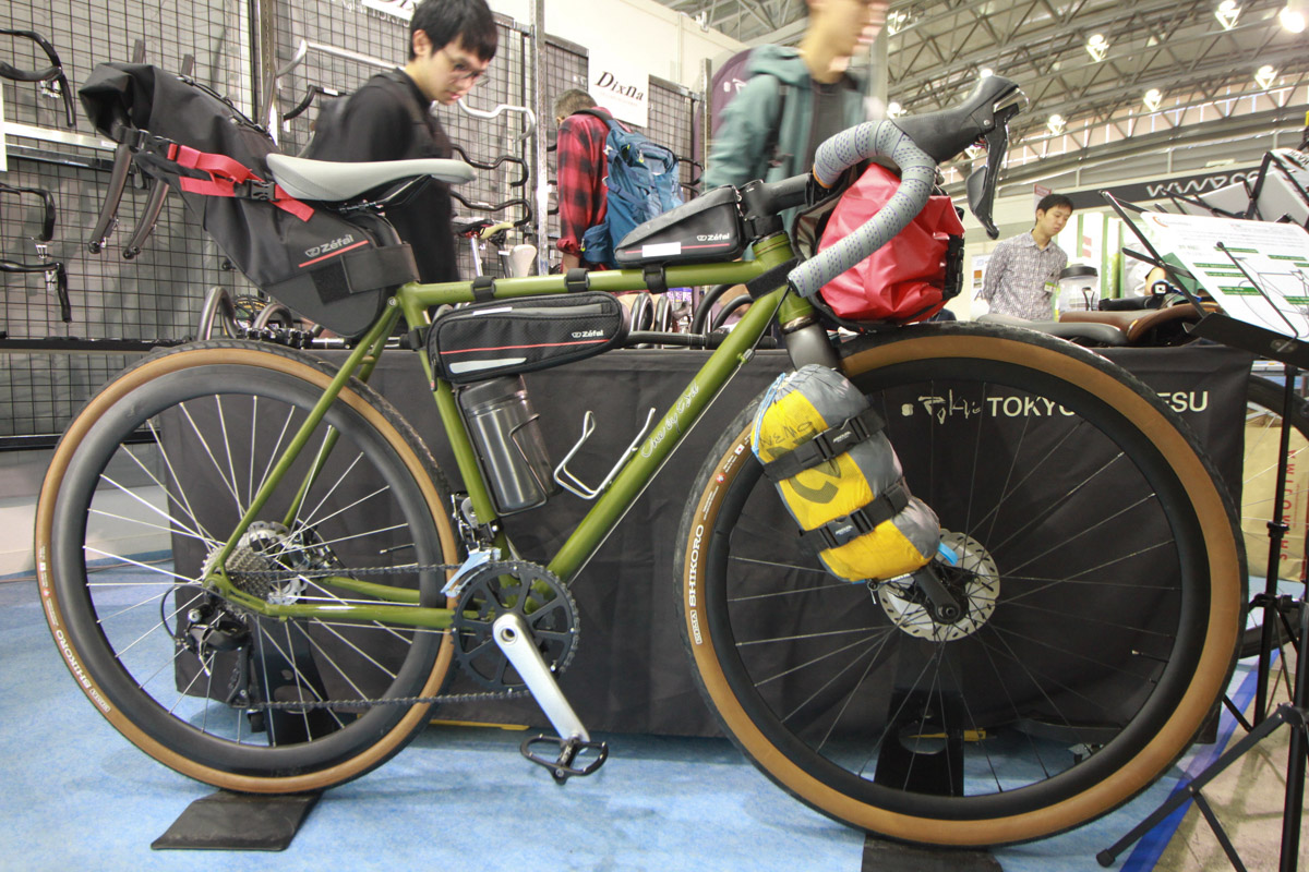 東京サンエスブースにもキャンプライド装備のグラベルバイクの展示が