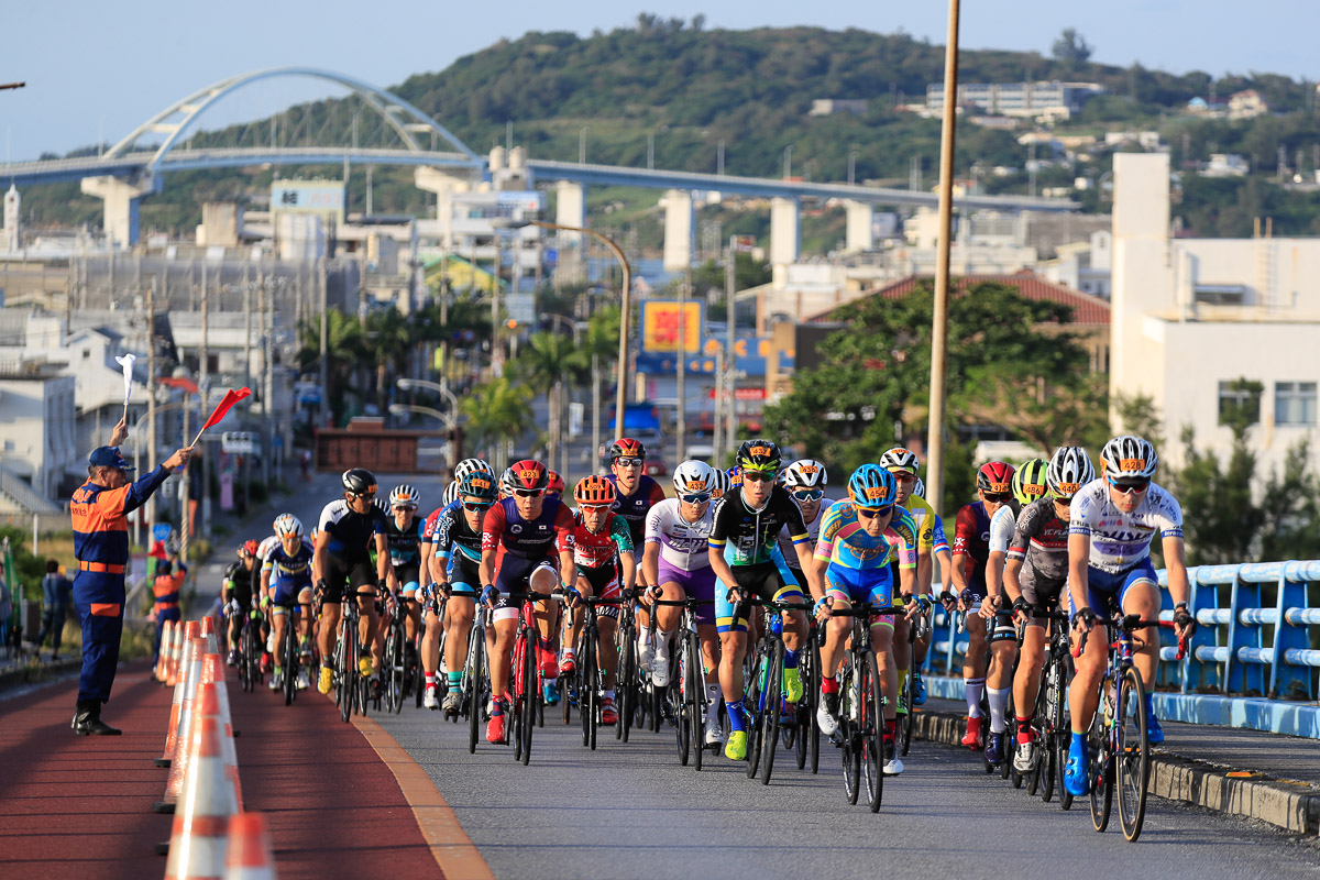 ツール・ド・おきなわ　市民210kmのメイン集団