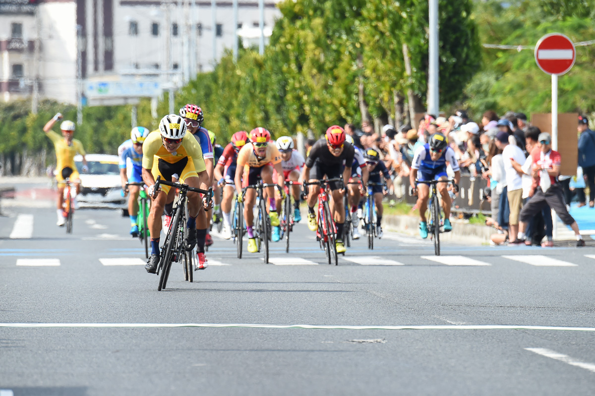 市民140km スプリント勝負で抜け出て来る佐藤文彦