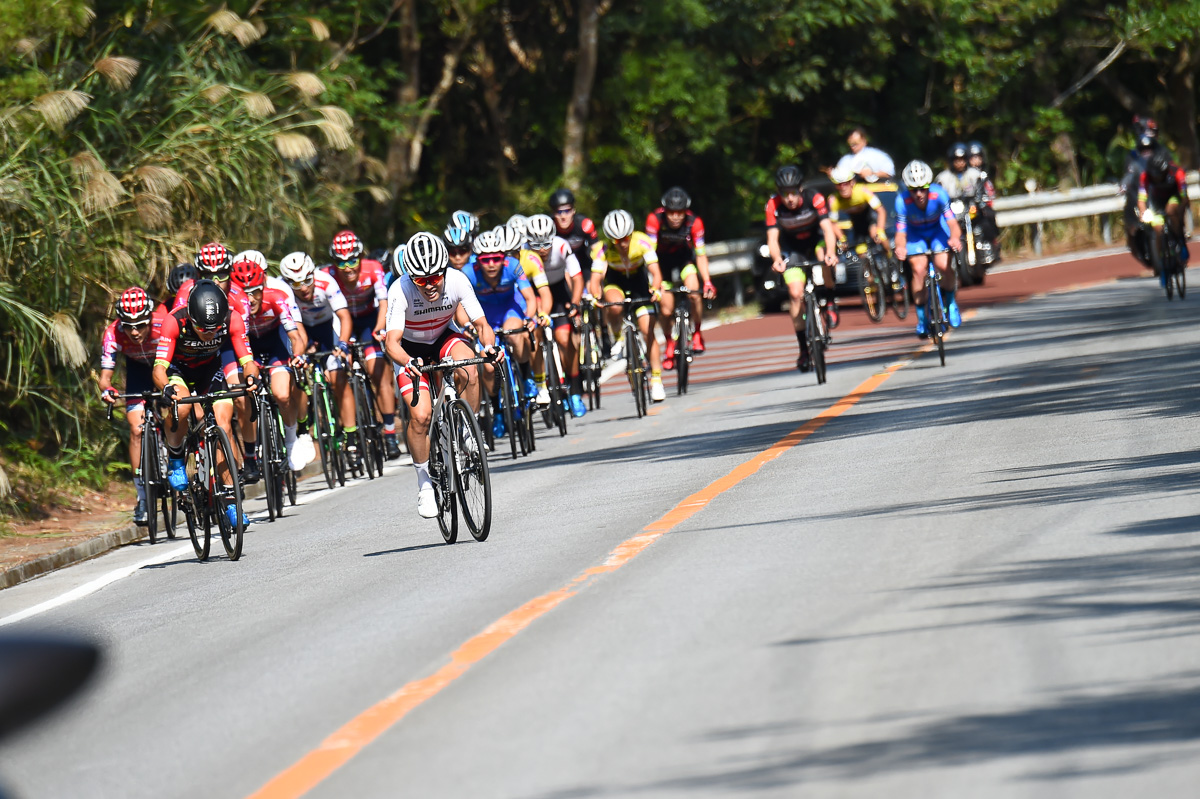 180km付近 逃げを全て吸収したメイン集団はアタック合戦が始まる