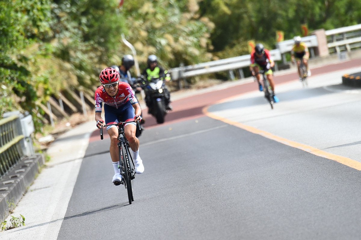 残り15km付近、羽地ダムへの登りでアタックした増田成幸(宇都宮ブリッツェン)