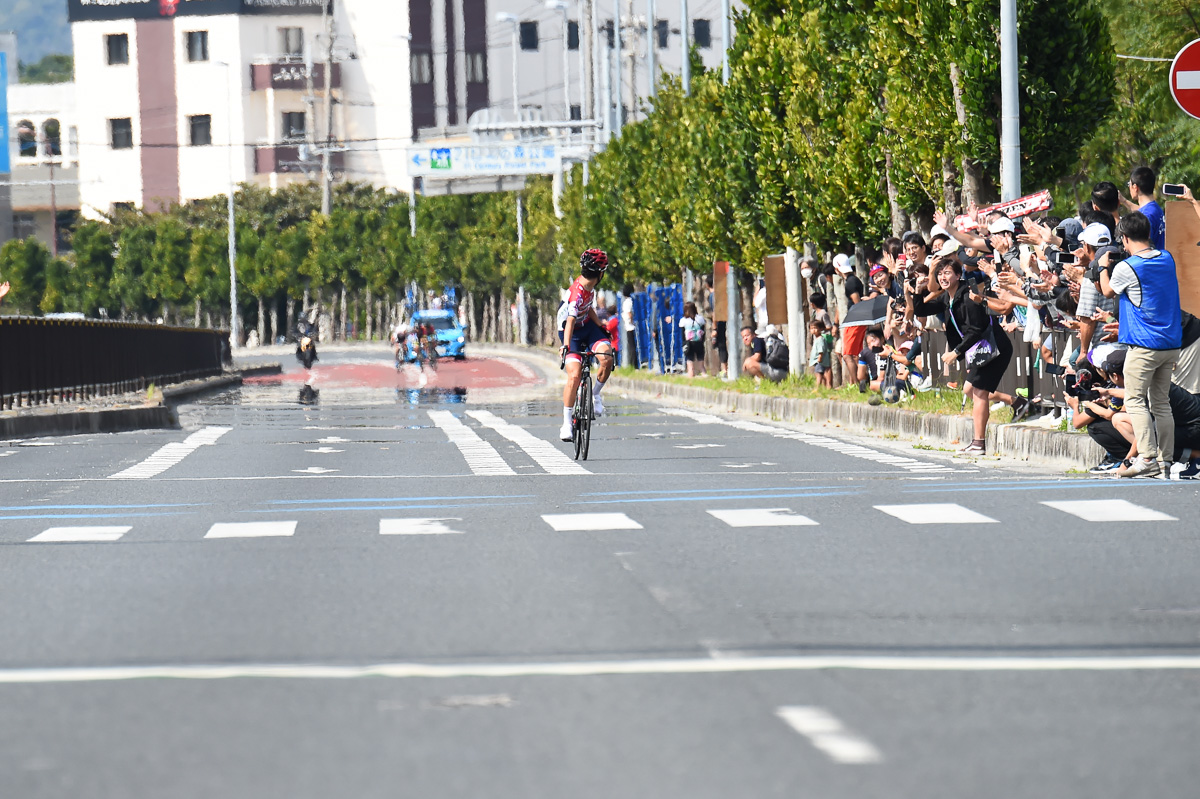 フィニッシュ目前、後方を確認する増田成幸(宇都宮ブリッツェン)