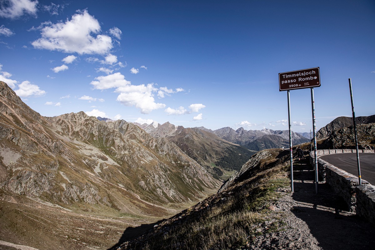 イタリアとオーストリア国境を隔てるティンメルスヨッホ峠に登るライドも開催された
