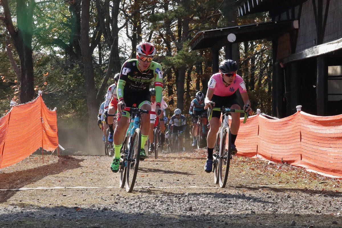C1スタート 積田連(SNEL CYCLOCROSS TEAM)と三澤優樹(日本大学)の2人が飛び出す