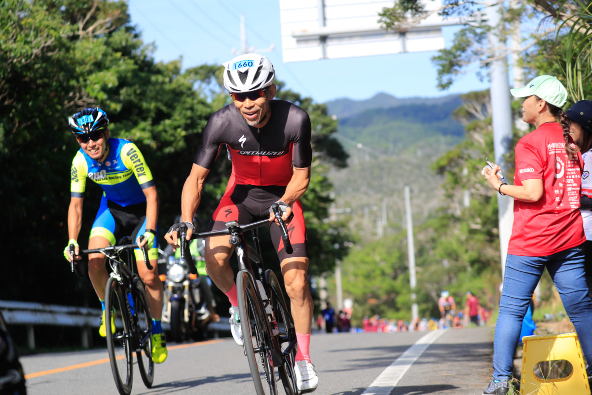 普久川ダムで飛び出した2人。山本裕昭(BONDS静岡サイクルRT)と山本敦(SBC Vertex Racing Team)