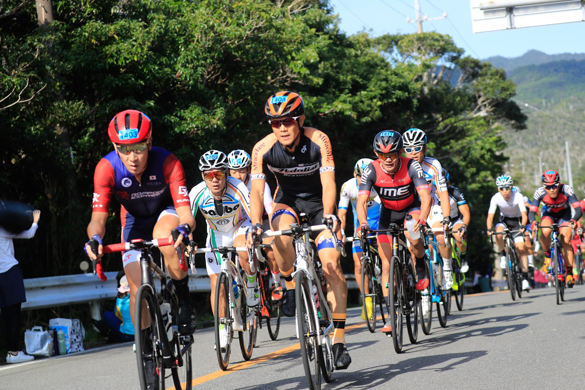 普久川ダムを通過する市民140kmマスターズの先頭集団