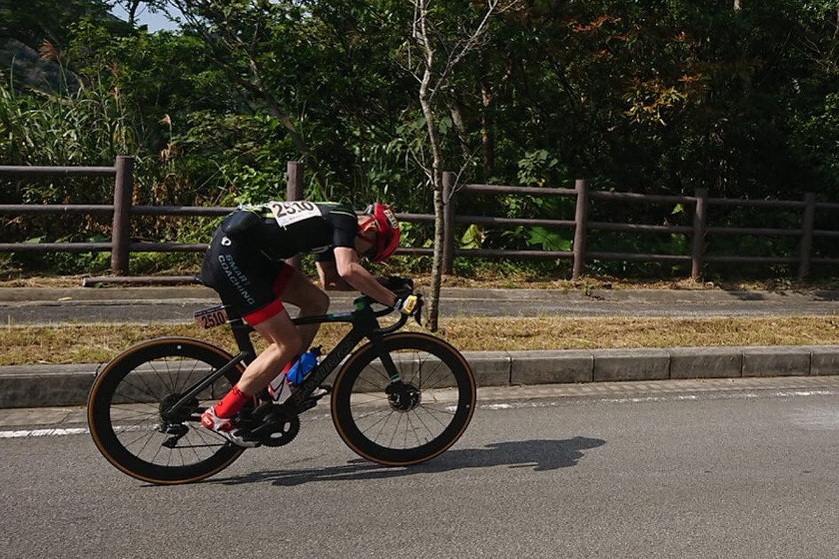 市民100kmマスターズで優勝した酒井洋輔（ゲリラ豪雨）が羽地ダムへの登りを行く