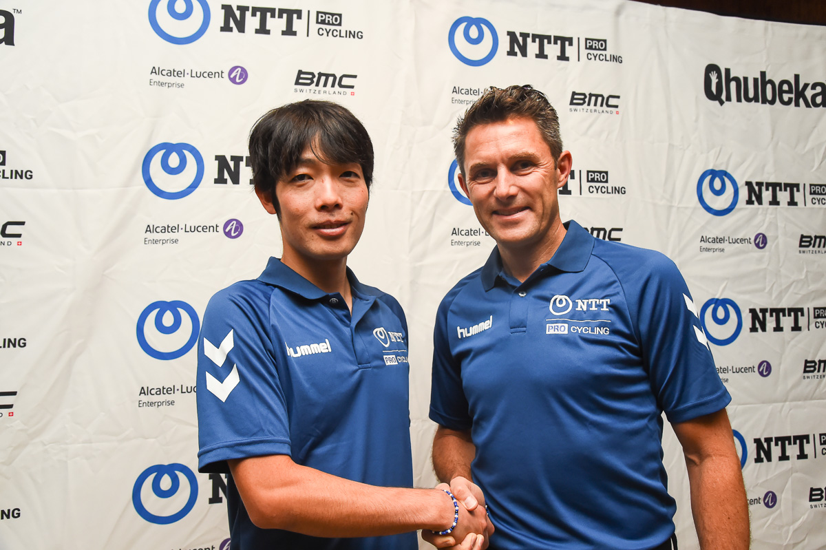 NTTプロサイクリングのダグ・ライダーGMと握手する入部正太朗