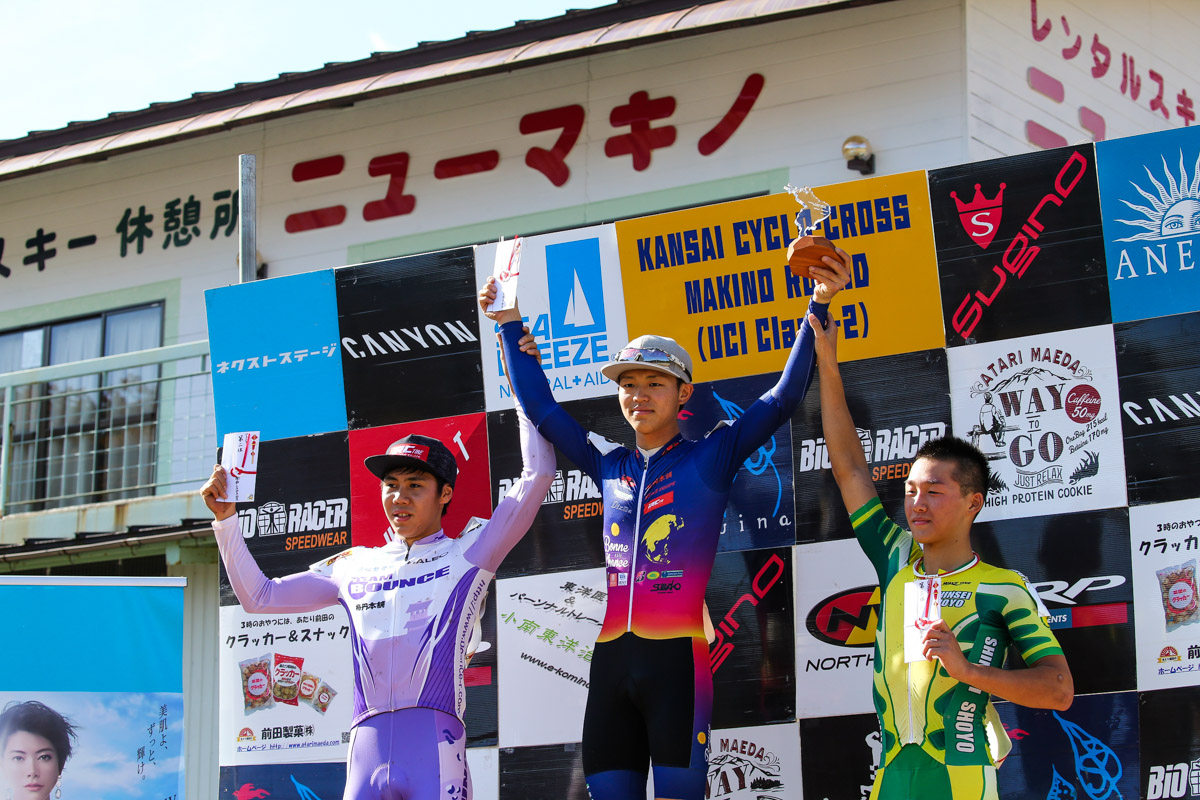 男子ジュニア表彰台　2位中島渉（TRIGON with KURE/BOUNE） 、1位鈴木来人（BonneChance）、3位大谷玄真（榛生昇陽高校）