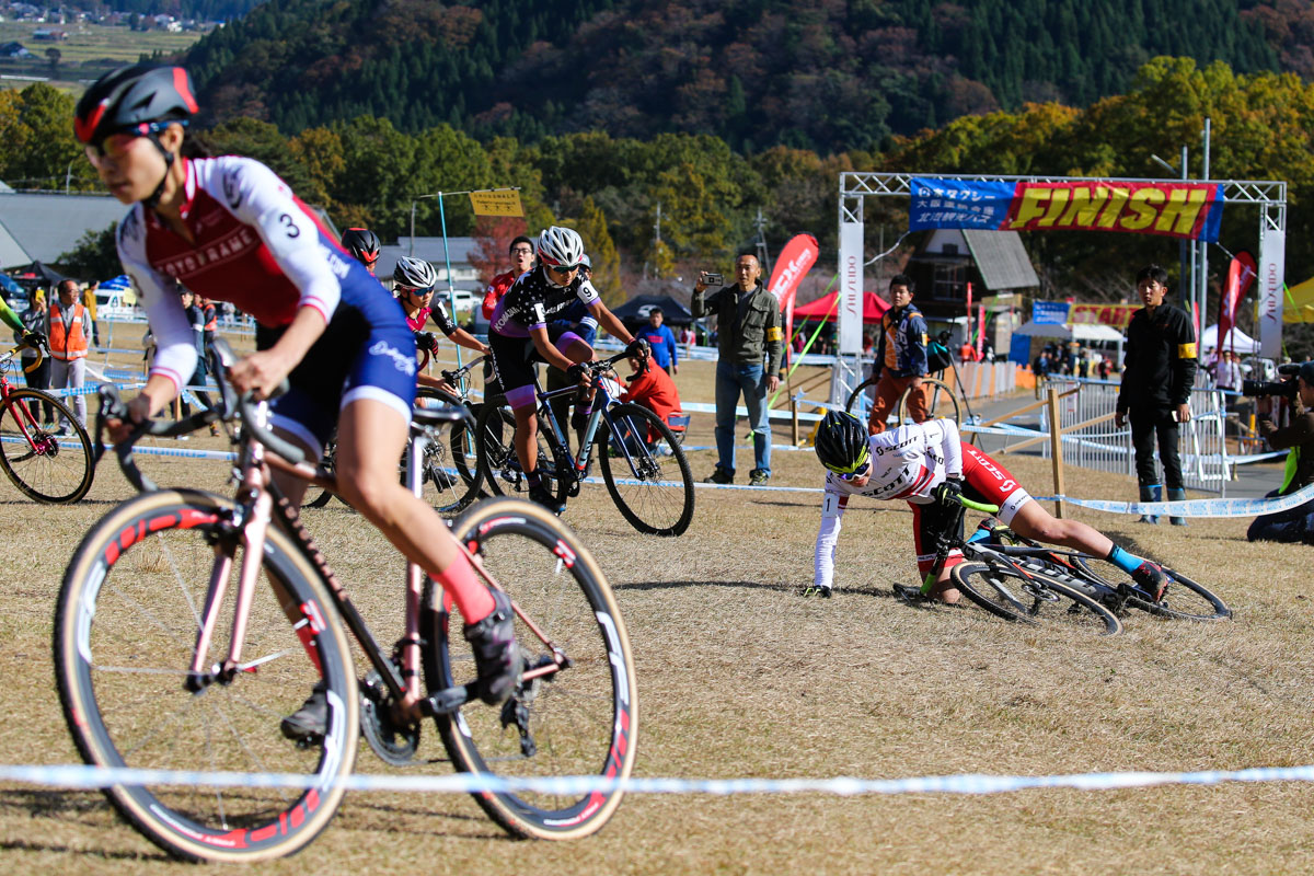 女子エリート　1周目前半にスリップダウンした松本璃奈（TEAM SCOTT Japan）