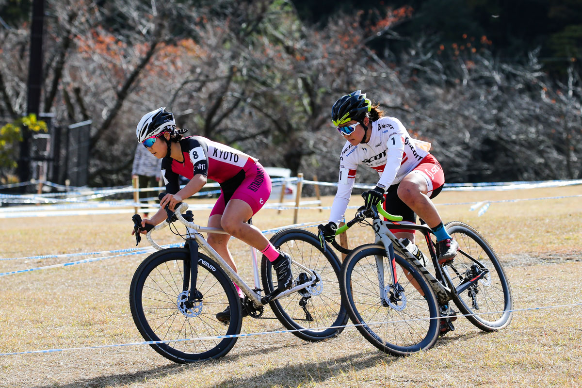 女子エリート 前方で展開した石田唯(北桑田高校)に松本璃奈(TEAM SCOTT Japan)が追いつく