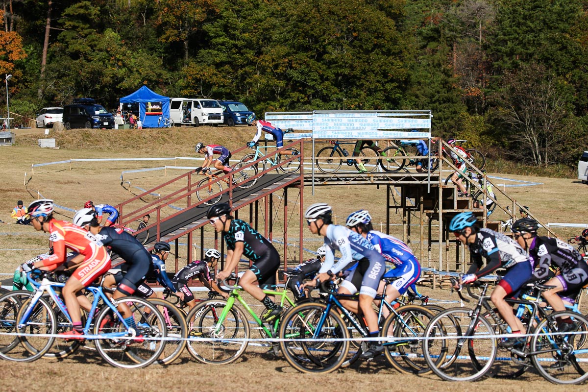男子エリート 名物のフライオーバーになだれ込む
