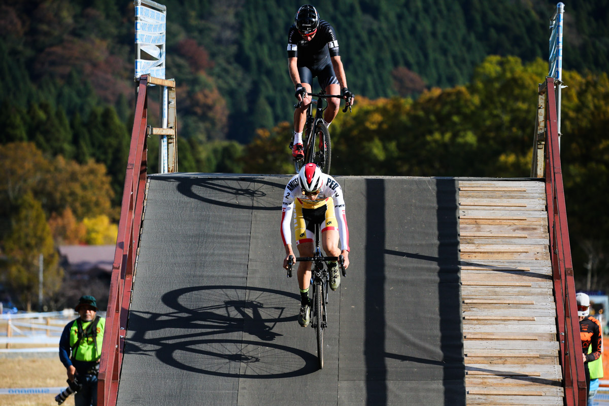 男子エリート　フライオーバーを越える織田聖（弱虫ペダルサイクリングチーム）とエミル・ヘケレ（チェコ、ZEKOF TEAM）