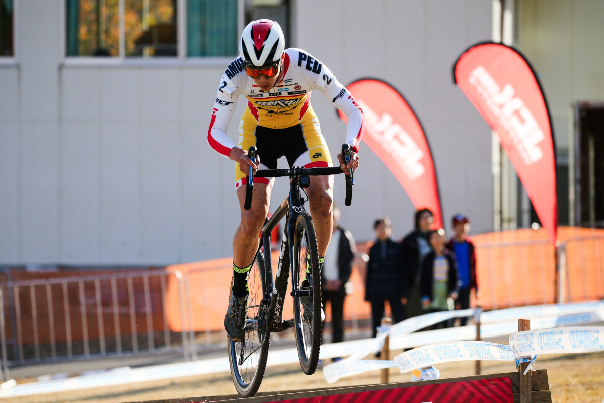 男子エリート　バニーホップでシケインを越えていく織田聖（弱虫ペダルサイクリングチーム）