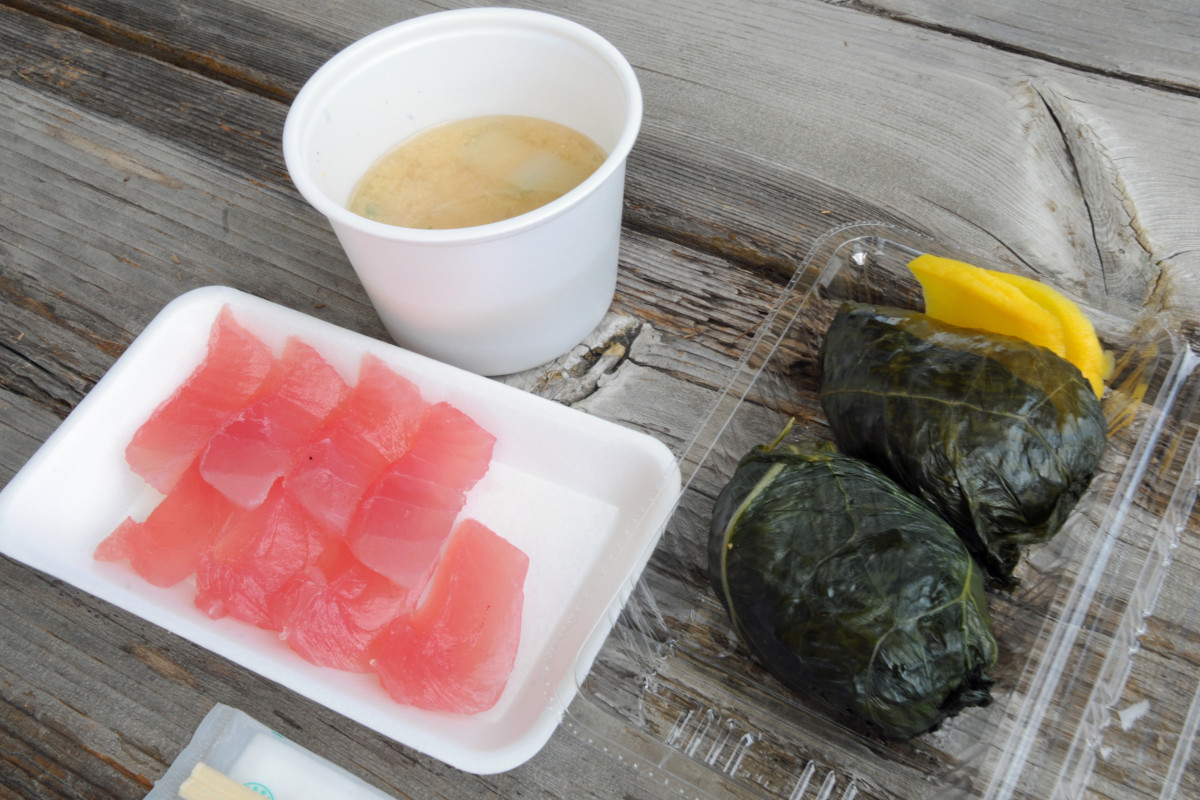 下山後に参加者全員に無料で振る舞われためはり寿司とマグロのつみれ汁、生マグロの刺身。これだけでもレースに出る価値がある!?