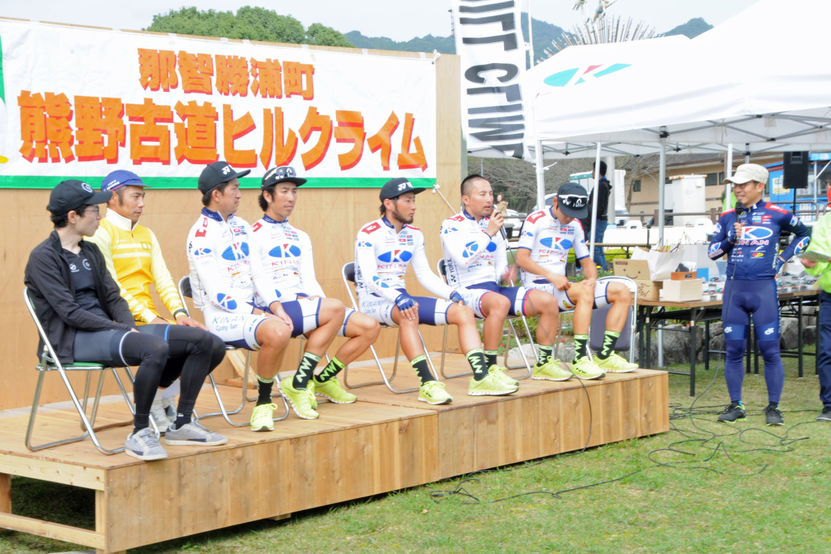 下山後に行われたトークショー。キナンサイクリングチームの選手に加え、山の神・森本誠さんや筧五郎さんも壇上に上がり、ヒルクライムで必要な減量の仕方などについて話した
