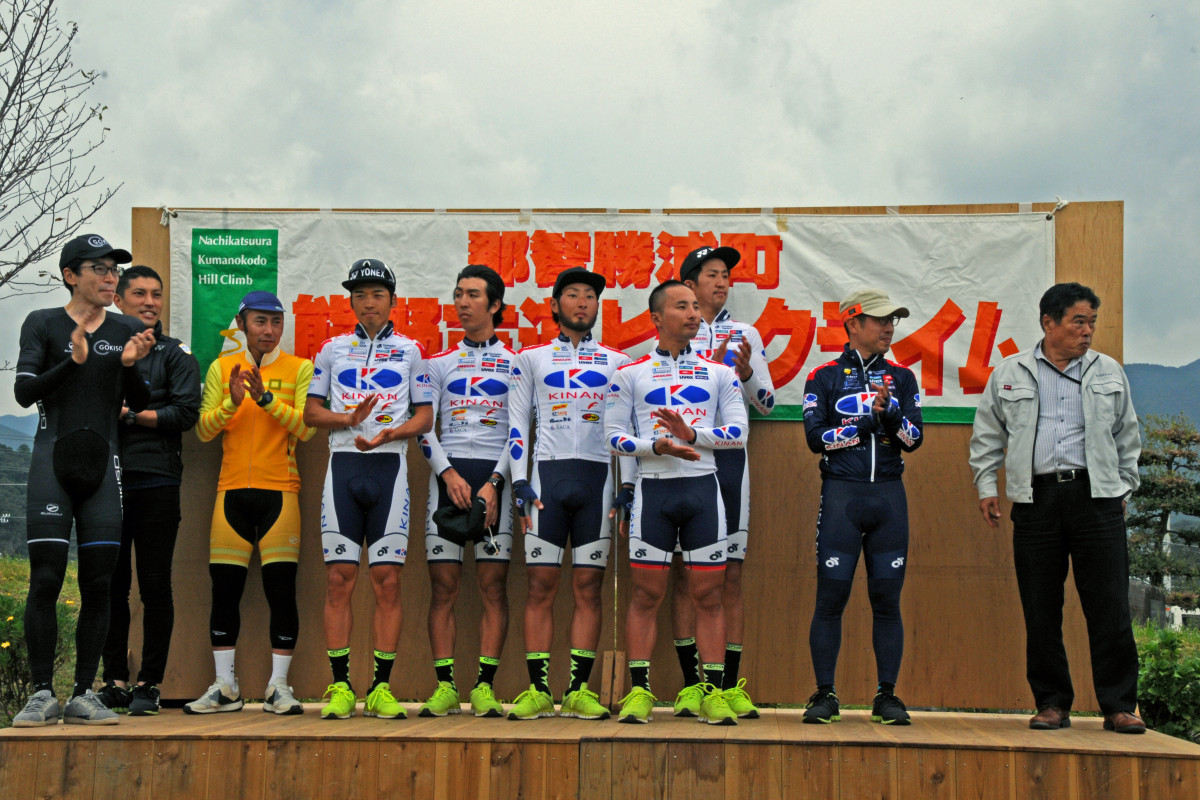 表彰式後に行われた抽選会。キナンサイクリングチームのオリジナルグッズに加え、生マグロなどの目玉商品も! しかも当選確率は高め!