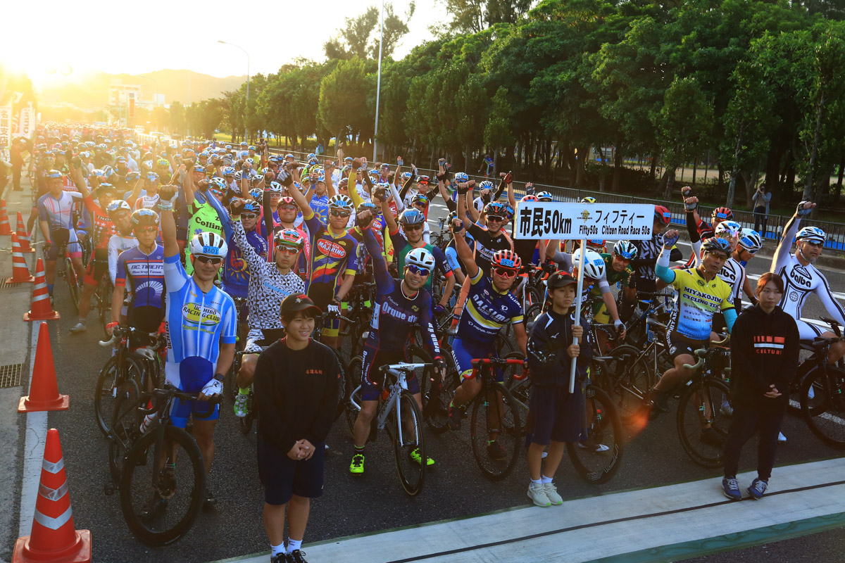 市民50kmフィフティーの選手たちがスタート前に恒例の「チバリヨー!」