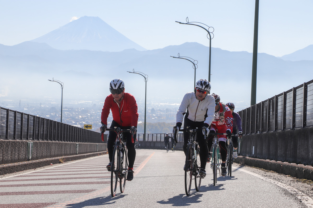 富士山を背にループ橋を登っていく
