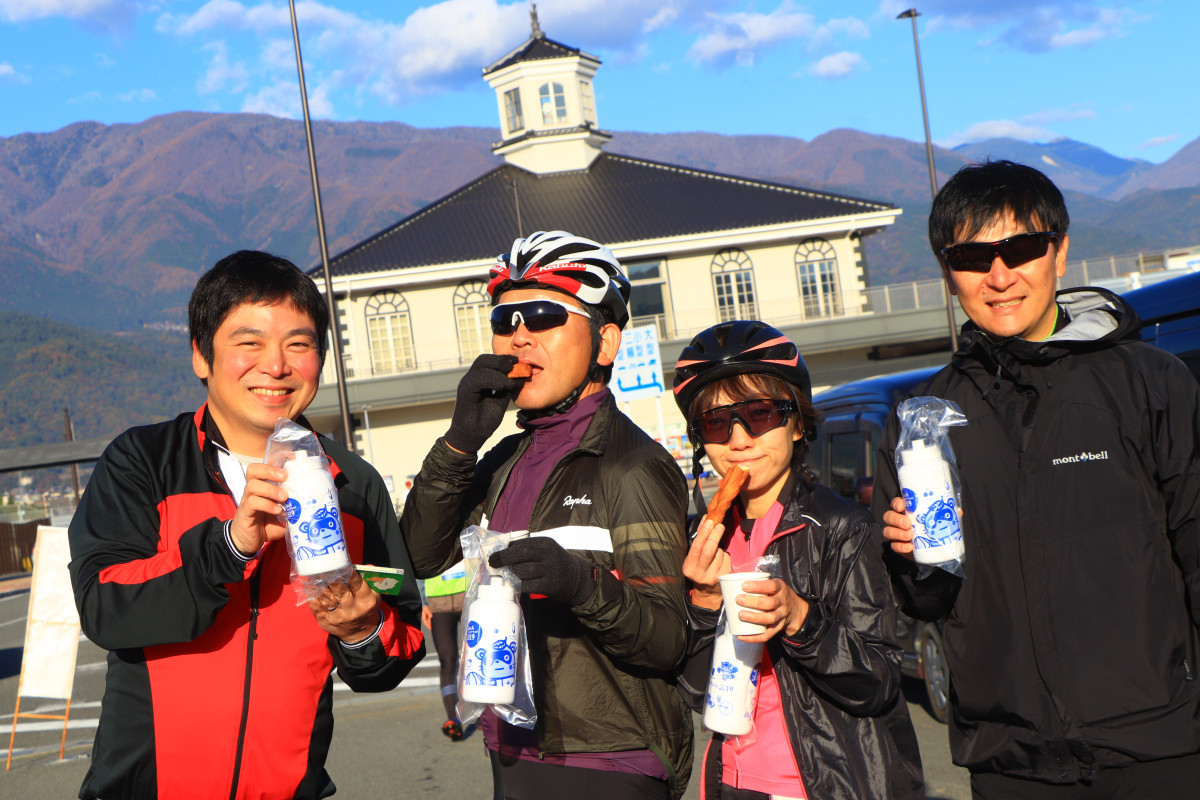 大会会場となる道の駅富士川では朝いちからねじり菓子とコーヒーが振る舞われています